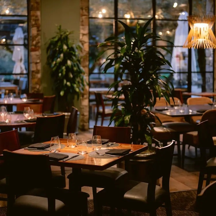 grove-restuarant-cia inside of restaurant tables and chairs