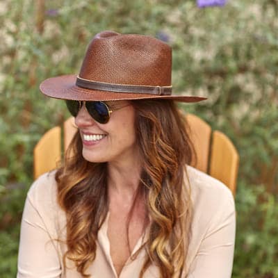 woman wearing hat in field<br />
